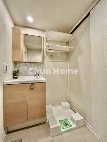 ヴィラロイヤル両国のランドリースペース|【ランドリースペース】担当者がスケールを持ち歩いておりますので、ご見学時には現在お使いの洗濯機などがきちんと収まるかなどもチェックして下さい。見学前に測っておくと非常に便利だと思います。