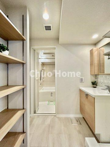 ヴィラロイヤル両国の脱衣所|【洗面所】明るい洗面所は朝をすっきりさせてくれる空間です。バタバタしている忙しい朝でも収納が多い洗面台では短い時間で効率良く支度ができます。