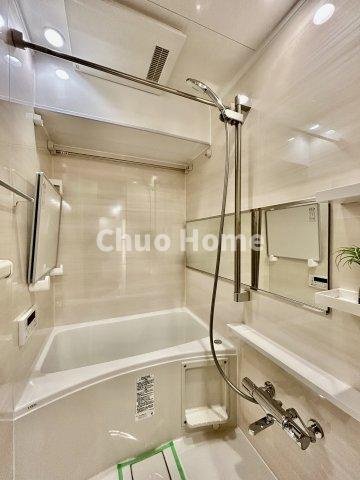 ヴィラロイヤル両国の浴室|【バスルーム】暖房換気乾燥機付きシステムバスルーム。暖房・冷風・換気・乾燥など、毎日を快適に過ごせるうれしい機能が揃っています。雨の日の洗濯物も安心です。