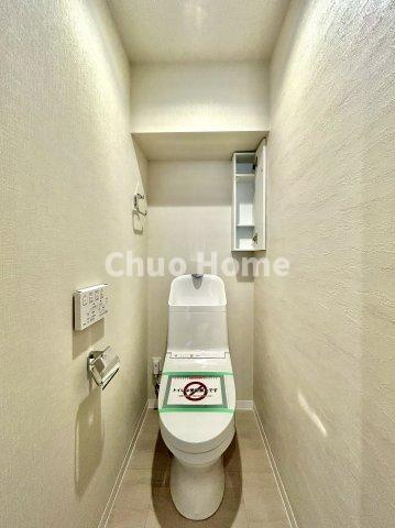 ヴィラロイヤル両国のトイレ|【トイレ】 収納スペースをしっかりと確保した温水洗浄便座機能付きトイレ。温水洗浄便座は清潔にお使いいただくための大切なアイテムです。