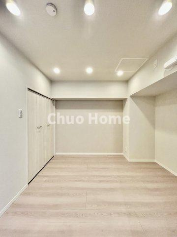 ヴィラロイヤル両国の洋室|【洋室】快適に過ごす条件は、一人ひとり違います。だからこそ飾り過ぎないシンプルな内装と偏り過ぎないデザインで統一しております。居住していく中でオーナー様だけの【マイホーム】に創り上げて下さい