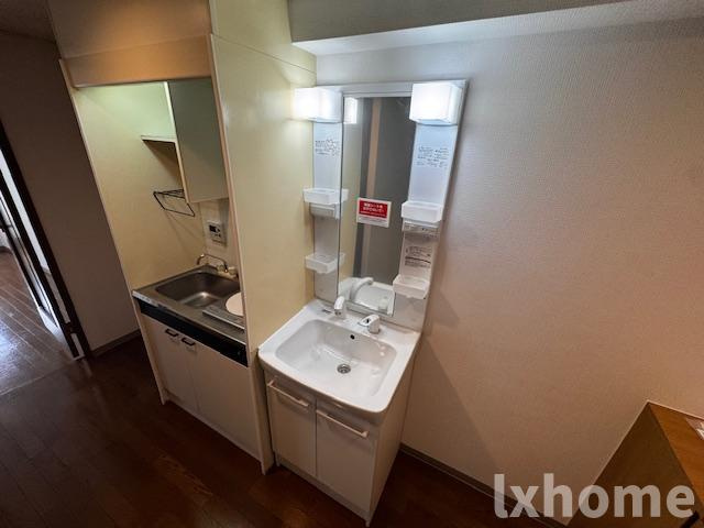 ヴィ・ラージュ吉田の独立洗面台|朝の支度にも助かる、独立の洗髪洗面化粧台