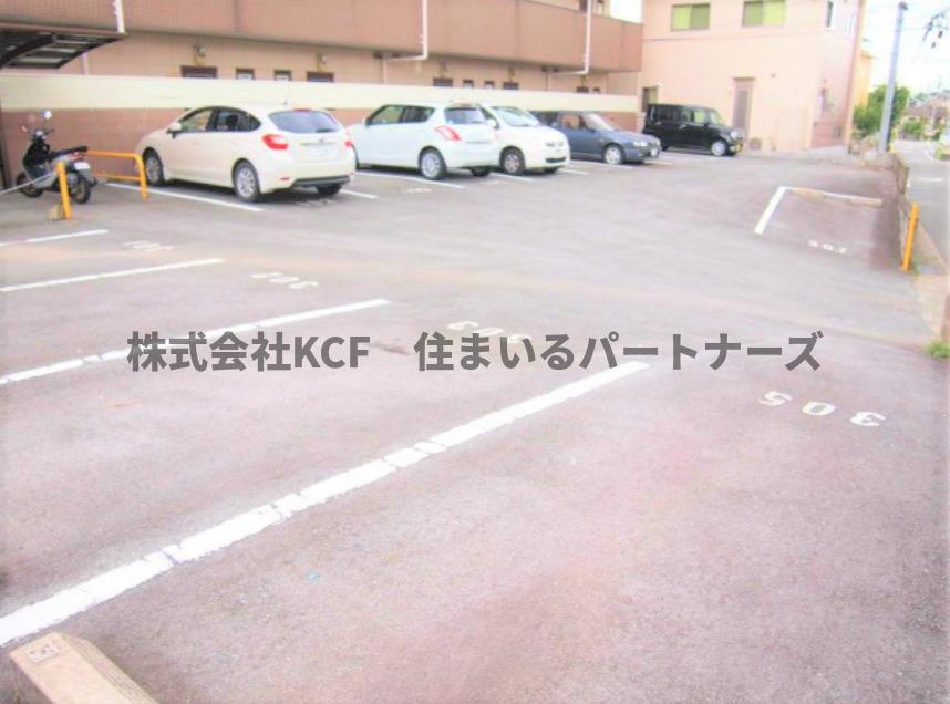 ライフコート御井の駐車場|車をお持ちの方に嬉しい駐車場付きの物件です