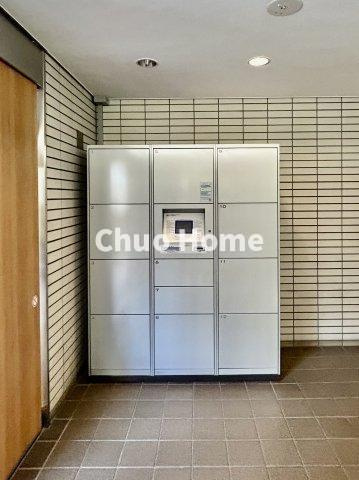コスモウィル大島の設備|【宅配ボックス】在宅時・不在時に関わらず、居住者の代わりに非対面で宅配物を受け取ってくれる便利な設備です。わかりやすくご説明致しますので見学時にはお部屋だけではなく共用部分もぜひチェックしてください。