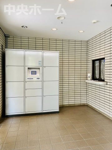 コスモウィル大島の設備|【宅配ボックス】在宅時・不在時に関わらず、居住者の代わりに非対面で宅配物を受け取ってくれる便利な設備です。わかりやすくご説明致しますので見学時にはお部屋だけではなく共用部分もぜひチェックしてください。