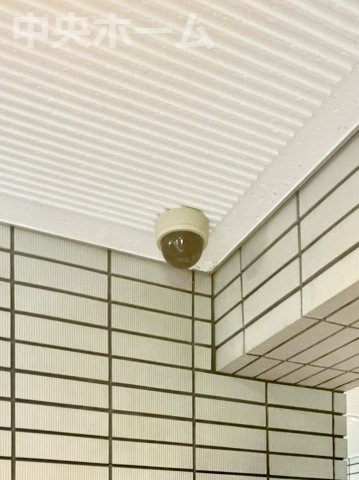 コスモウィル大島の防犯設備|【防犯カメラ】何かあった時の大事な証拠になることももちろんなりますが、防犯というくらいですので大事なのは防犯カメラがあることによって抑止力につながることですよね。