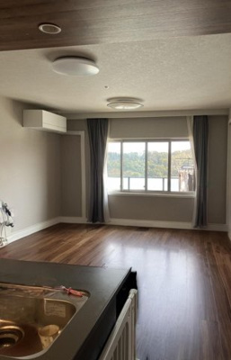 【居間・リビング】 | オーヴィジョン武岡テラス | ※AI機能で家具を消去しています。