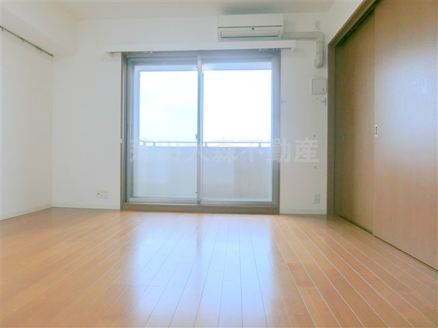 JOYCE COURTジョイスコートの居間・リビング|リビング角部屋　二面採光で陽当り良好！