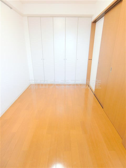 JOYCE COURTジョイスコートの寝室|リビング横　洋室5.1帖