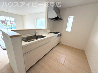 【キッチン】 | 岐阜市西中島新築建売全2棟！お車並列3台可能！広めのインナーバルコニーのあるお家！ | 岐阜市西中島新築建売全2棟！お車並列3台可能！広めのインナーバルコニーのあるお家！