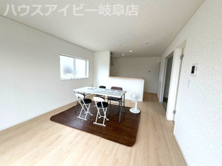 【居間・リビング】 | 岐阜市西中島新築建売全2棟！お車並列3台可能！広めのインナーバルコニーのあるお家！ | 岐阜市西中島新築建売全2棟！お車並列3台可能！広めのインナーバルコニーのあるお家！