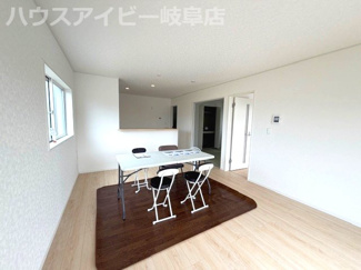 【居間・リビング】 | 岐阜市西中島新築建売全2棟！お車並列3台可能！広めのインナーバルコニーのあるお家！ | 岐阜市西中島新築建売全2棟！お車並列3台可能！広めのインナーバルコニーのあるお家！