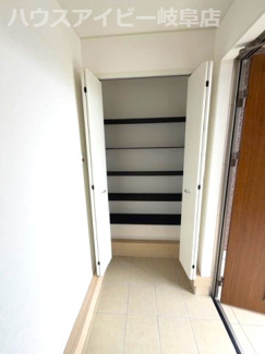 【玄関】 | 岐阜市西中島新築建売全2棟！お車並列3台可能！広めのインナーバルコニーのあるお家！ | 岐阜市西中島新築建売全2棟！お車並列3台可能！広めのインナーバルコニーのあるお家！