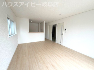 【居間・リビング】 | 岐阜市西中島新築建売全2棟！お車並列3台可能！広めのインナーバルコニーのあるお家！ | 岐阜市西中島新築建売全2棟！お車並列3台可能！広めのインナーバルコニーのあるお家！