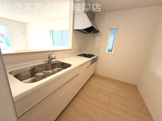 【キッチン】 | 岐阜市西中島新築建売全2棟！お車並列3台可能！広めのインナーバルコニーのあるお家！ | 岐阜市西中島新築建売全2棟！お車並列3台可能！広めのインナーバルコニーのあるお家！