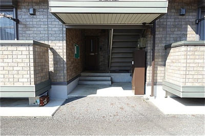 【エントランス】 | クレセント Ｂ | エントランス（宅配ボックス付き）