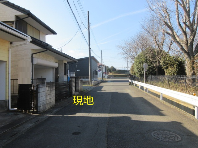 中古戸建　鳩山町小用1220-17（リフォーム住宅）の前面道路含む現地写真