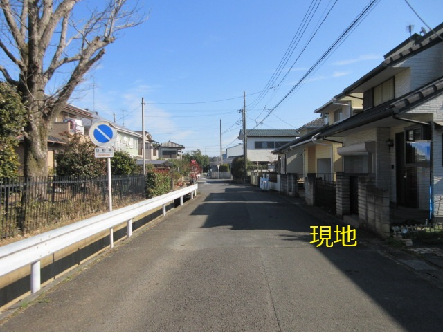 中古戸建　鳩山町小用1220-17（リフォーム住宅）の前面道路含む現地写真