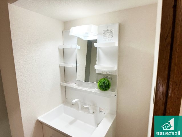 ダイアパレス名谷の独立洗面台|清潔感のある洗面台です。フラットな鏡は掃除がしやすく毎日清潔！鏡裏には収納があるのでスッキリとした洗面台が保てます。