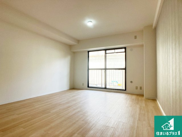 ダイアパレス名谷の居間・リビング|明るいリビングで朝の目覚めもスッキリできそう！小さなお子様が遊ぶスペースを作っても広々とくつろげるLDK！