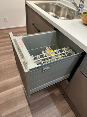 【設備】 | ソシエ北大阪1番館 | 使いやすいビルトイン食洗機付きで、食後の洗い物はおまかせ！家事の負担も軽減してくれます。