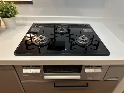 【設備】 | ソシエ北大阪1番館 | グリル付き3口コンロで煮込み料理をしながら、焼き物や汁物などをパパパッとお料理可能です。