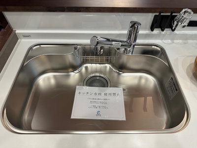 【キッチン】 | ソシエ北大阪1番館 | 大きくて使いやすいシンク！シャワー水栓ですみずみまで水が届くので、シンクのお手入れもラクに行えます。