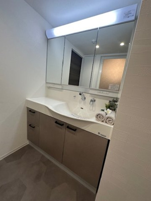 【独立洗面台】 | ソシエ北大阪1番館 | 三面鏡付き独立洗面化粧台！鏡裏やボウル下にたっぷり収納があり、生活感の出やすいアイテムも収納可能。