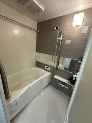 【浴室】 | ソシエ北大阪1番館 | ナチュラルな木目に癒されるバスルーム！冬場の寒さ対策はもちろん、洗濯物を乾かす時にも役立つ浴室乾燥機付き。