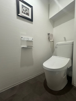 【トイレ】 | ソシエ北大阪1番館 | 温水洗浄便座付のトイレで、冬の寒い時期でも快適！吊戸棚付きで、予備のペーパー類も問題なく収納できます。