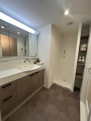 【脱衣所】 | ソシエ北大阪1番館 | 防水パン付き洗濯機置き場有り！隣りには可動棚が備わり、タオルや洗剤などがスッキリと収まります。