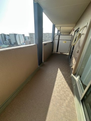 【バルコニー】 | ソシエ北大阪1番館 | 暖かい陽光差し込む南向きバルコニー！2部屋続きのバルコニーで洗濯物もたっぷり干せます。