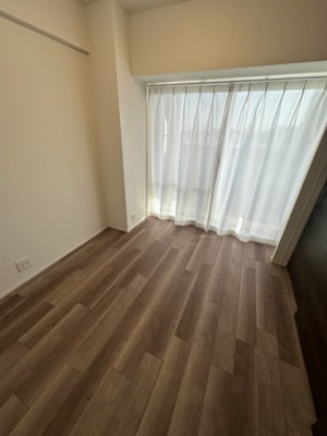 【洋室】 | ソシエ北大阪1番館 | 約5.2帖の洋室！バルコニーに出入りでき、明るく気持ちの良い空間。個室・一体利用とフレキシブルに使えます。