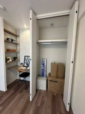 【収納】 | ソシエ北大阪1番館 | 約5.2帖の洋室には、クローゼットとカウンター付き！子供部屋やワークスペースにもピッタリです。