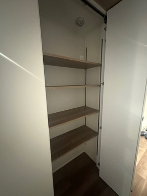 【収納】 | ソシエ北大阪1番館 | 日用品のストックや掃除道具の収納に便利な廊下収納！可動棚付きで多様なアイテムを効率よく整理できます。