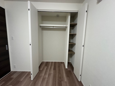 【収納】 | ソシエ北大阪1番館 | 約6帖洋室のクローゼット！ハンガーパイプと棚を組み合わせており、出し入れしやすいつくりになっています。