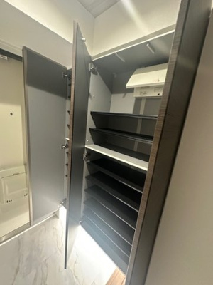 【収納】 | ソシエ北大阪1番館 | たっぷりと靴を収納できるシューズボックス！玄関に靴が並ぶことなく、いつでもスッキリした印象を保てます。