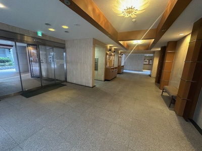 【ロビー】 | ソシエ北大阪1番館 | 管理の行き届いた美しいエントランス！大規模マンションならではの、ゆとりある共有スペースも魅力の一つ。