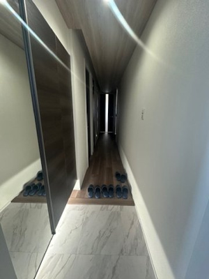 【玄関】 | ソシエ北大阪1番館 | 姿見付きの大型シューズボックス有り！※掲載中の写真は広角レンズで撮影のため、実際の見え方とは異なります。