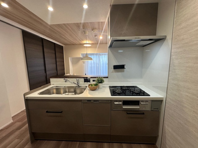 【キッチン】 | ソシエ北大阪1番館 | インテリアデザイナーによる洗練されたモダンな内装！キッチンからリビングの様子が見渡せ、家族の会話も弾みそうです。