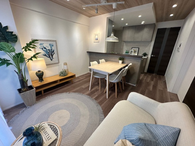 【居間・リビング】 | ソシエ北大阪1番館 | 約10.5帖のLDK！インテリアコーディネート実施中。※家具・照明・小物等は販売価格に含まれません。