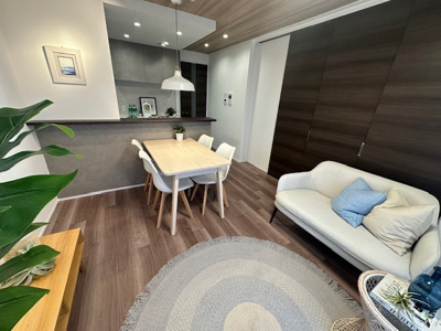 【居間・リビング】 | ソシエ北大阪1番館 | リビングに隣接する洋室は引き戸で仕切られており、ライフシーンによってLDと合わせた居住空間を実現！