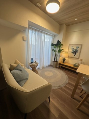 【居間・リビング】 | ソシエ北大阪1番館 | 南向きバルコニーに面した明るいリビング！開放的な眺望を楽しみながら家族でゆったりと過ごせる空間です。