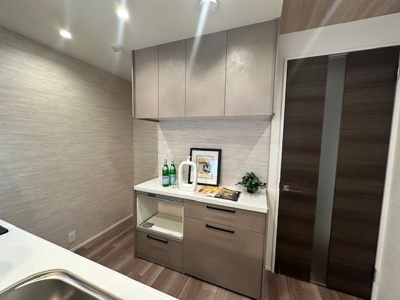 【キッチン】 | ソシエ北大阪1番館 | キッチンと統一感のあるカップボードが備え付き！キッチンスペースをオシャレに有効活用できます。