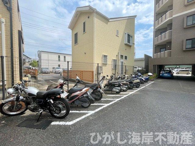 ダイアパレス茅ヶ崎鶴嶺の駐車場|敷地内バイク置場