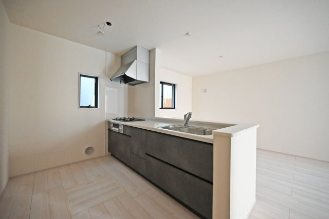 リーブルガーデン武庫之荘5丁目新築一戸建て│3LDK+駐車1台可のキッチン|1階キッチンユニット越しに撮影した内観写真です。対面式キッチンを採用しているため視界は広く、ご家族間やご来訪者とのコミュニケーションも一体的に取り易くなっております。