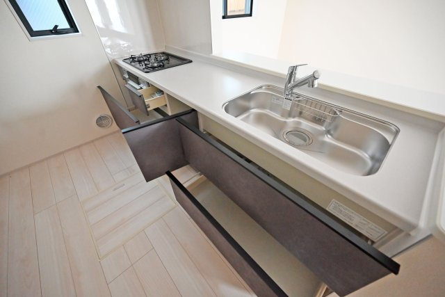 リーブルガーデン武庫之荘5丁目新築一戸建て│3LDK+駐車1台可のキッチン|ワークトップは十分な広さがあるW2550タイプ。調理台下いっぱいに収納を設け、包丁のホルダーや調味料専用の引き出しも備えています。