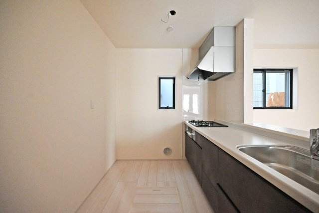 リーブルガーデン武庫之荘5丁目新築一戸建て│3LDK+駐車1台可のキッチン|キッチン後ろのスペースも広く、ご入居後に設置するカップボードの幅も広がります。特にLDKが広い住宅の場合はカップボードなどのメインインテリアを大きくするとバランスが良くなります。