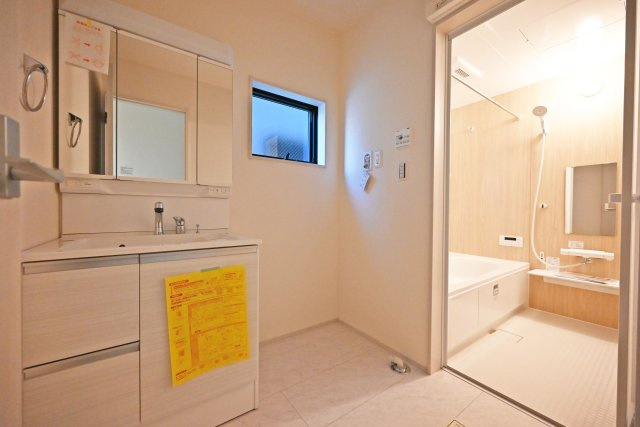 リーブルガーデン武庫之荘5丁目新築一戸建て│3LDK+駐車1台可の独立洗面台|1階洗面台は3面鏡裏収納付きのドレッサーを採用しています。小窓も設けているため、電気乾燥機等によりこもる湿気もしっかり排出できます。