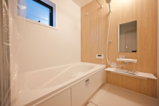 リーブルガーデン武庫之荘5丁目新築一戸建て│3LDK+駐車1台可の浴室|1階浴室の内観写真です。浴室暖房乾燥機付きのユニットバス。小窓付きで広々としており、1日の疲れをしっかり癒せる空間となっております。